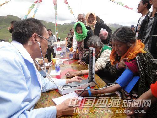西藏阜康醫(yī)院醫(yī)護(hù)人員來(lái)到尼木縣麻江鄉(xiāng)朗堆村開(kāi)展義診