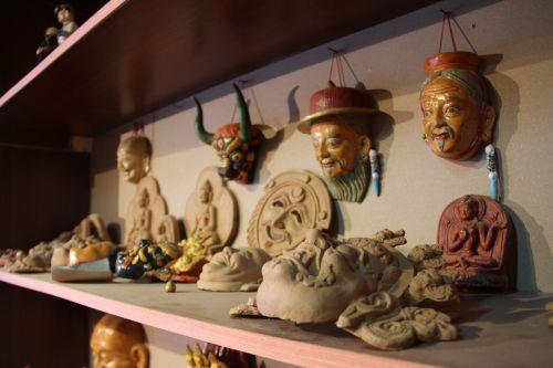 制作精美的泥塑面具。