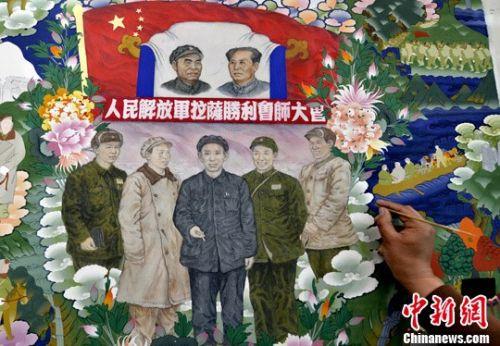 正在繪制中的唐卡《人民解放軍拉薩勝利會師大會》