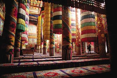 青海同仁縣隆務寺大殿。熱貢藝術和隆務寺的興盛有著極緊密的聯系