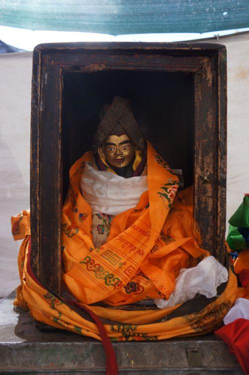 據說為600多年前湯東杰布親手制作的塑像（主圖）