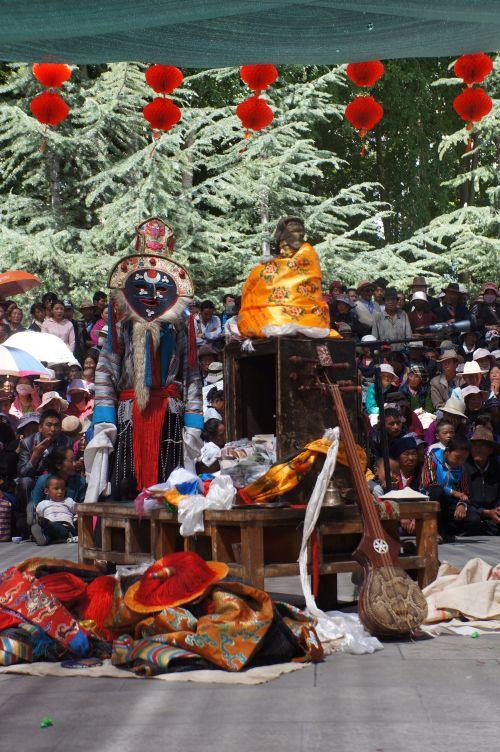 擺放在舞臺中央的湯東杰布塑像