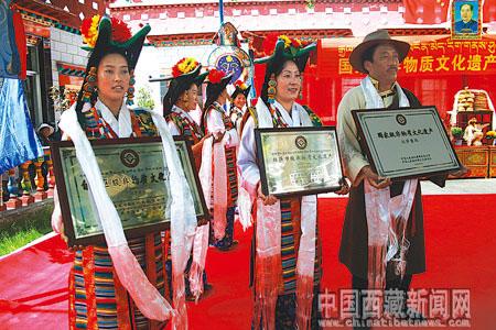 2009年6月23日，在授牌儀式上，拉薩城關區娘熱鄉民間藝術團的姑娘小伙子們再次跳起“拉薩朗瑪”。