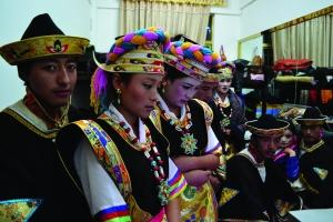 旦追次仁（左一）和他民間藝術團的同事們。