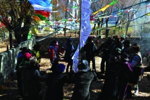 孜拉崗村的村民正在跳傳統的工布歌舞。