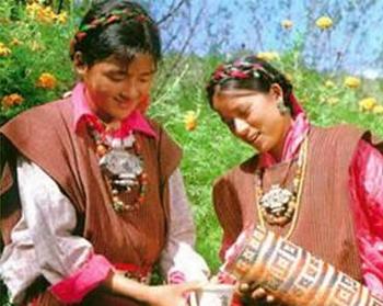 邊敬酒邊唱的薩瑪酒歌。