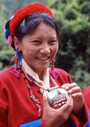 穿著民族服飾的門巴女子。