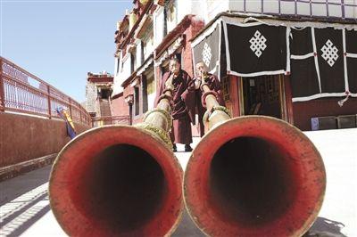  1、直孔噶舉派宗教音樂傳承人倫白（左）與僧人貢覺旺杰切磋長號吹奏技藝。 西藏日報記者 楊正林 攝