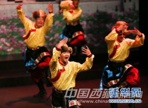 10月25日晚，在德國慕尼黑，中國西藏自治區(qū)山南地區(qū)藝術(shù)團(tuán)演員表演藏民族舞蹈。