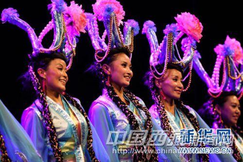 作為“2013德國?中國西藏文化周”的一部分，中國西藏自治區(qū)山南地區(qū)藝術(shù)團(tuán)當(dāng)晚通過民歌、舞蹈、服飾表演等形式，向現(xiàn)場數(shù)百名觀眾展示了豐富多彩的藏民族文化。
