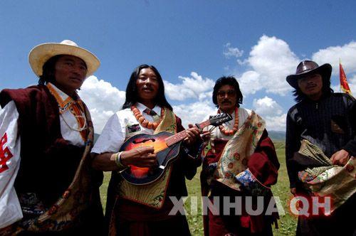 幾名“格薩爾文化史詩(shī)村”說(shuō)唱藝人在用藏式吉他“曼陀羅”彈唱《格薩爾傳》。 新華社記者 嘎瑪 攝