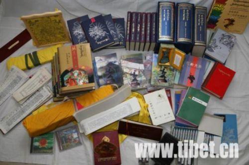 格薩爾研究相關(guān)的文本資料。任春生攝，諾布旺丹供圖。