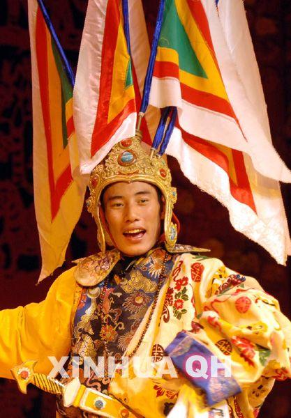 格薩爾藝人在表演中。