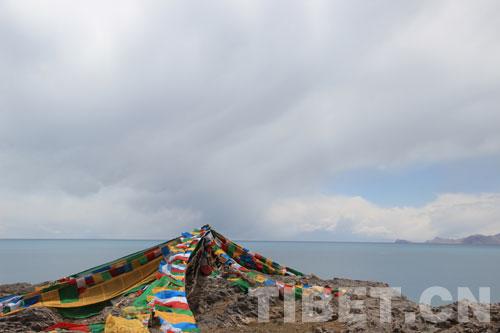 風吹動經幡，講述著納木錯的傳說　攝影：陳衛國