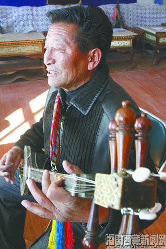 約訪索次當天，他正在參加一位朋友的葬禮。那位朋友，是拉薩著名的制琴師阿旺洛珠。龍日（上圖）用扎年琴聲深深地懷念這位故人。記者 沈未蘭 攝