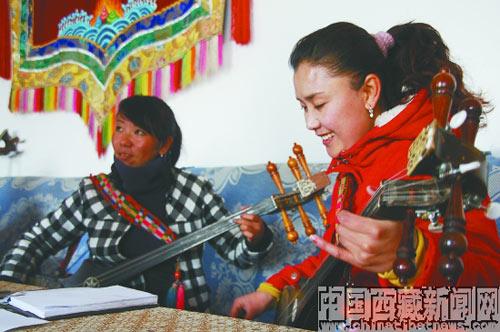 龍日的學生在認真學習扎年琴。龍日希望，學生們能將扎年琴聲帶到更遙遠的地方。 記者 沈未蘭 攝