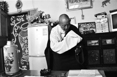 圖說：1、羅杰在演示宣舞的基本動作