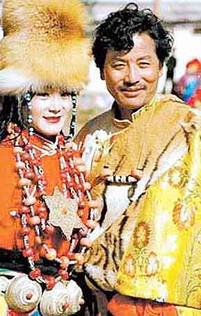  藏式婚禮中的新郎新娘。