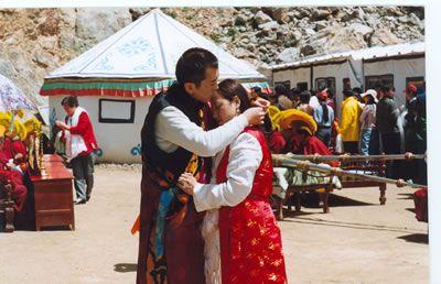  藏式婚禮中的新郎新娘。