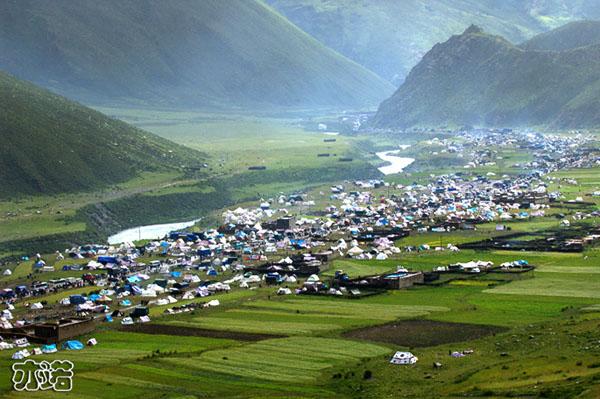 止貢寺大法會(huì)成千上萬(wàn)頂帳篷