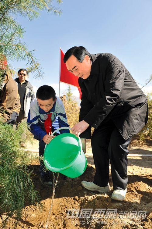 4月8日上午，自治區領導陳全國、白瑪赤林、洛桑江村、吳英杰等與拉薩市干部群眾、部隊官兵一起來到拉薩市拉薩河南岸參加義務植樹活動，為雪域高原再添新綠。這是陳全國與少先隊員旦增格旦一起給剛栽下的樹苗澆水。記者 旦增西旦 攝