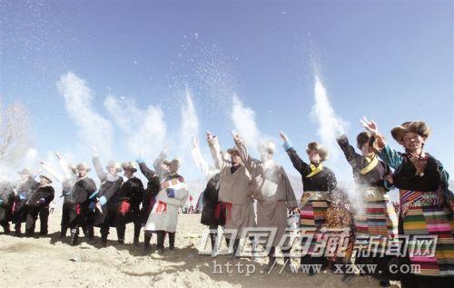 達孜縣德慶鎮桑珠林村開耕儀式現場。記者 旦增攝