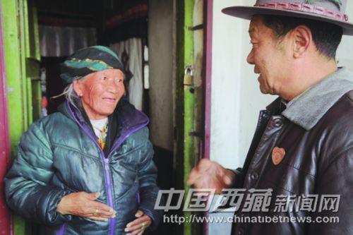 在黨的群眾路線教育實踐活動中，拉薩市城關區丹杰林社區民意組長、66歲的老黨員索朗積極為社區群眾辦實事，做好事，幫助社區里的老人與暫住居民解決實際困難，贏得了社區居民的一致稱贊。 圖為近日索朗在城關區丹杰林社區欽古巷了解卓瑪老人的生活困難。 記者 高加庫 攝
