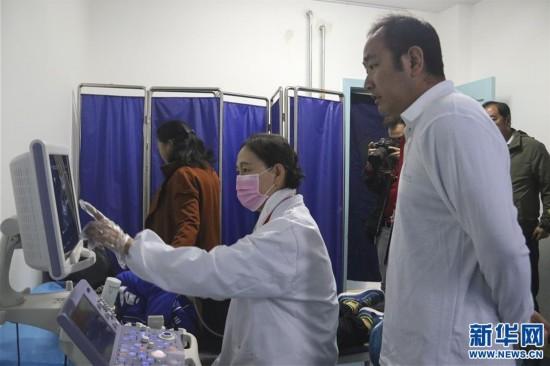 （新華網）內地醫療專家赴西藏義診贈藥