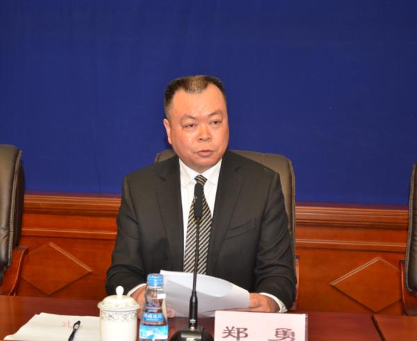 新聞發(fā)言人：自治區(qū)紀(jì)委新聞發(fā)言人、宣傳部部長(zhǎng) 鄭勇.jpg