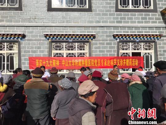 廣東省第三批組團(tuán)式醫(yī)療援藏隊(duì)員、林芝市人民醫(yī)院內(nèi)科副主任黎建軍介紹，林芝市現(xiàn)在有條件開(kāi)展早期的腫瘤篩查診治?！垖?攝