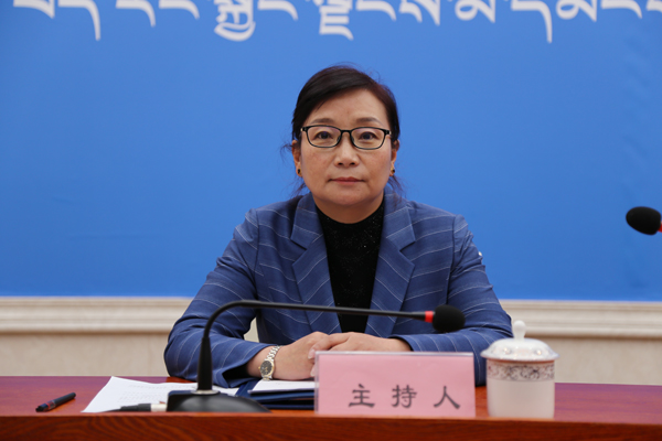 主持人：區(qū)黨委宣傳部副部長、區(qū)政府新聞辦主任 德吉卓嘎.jpg