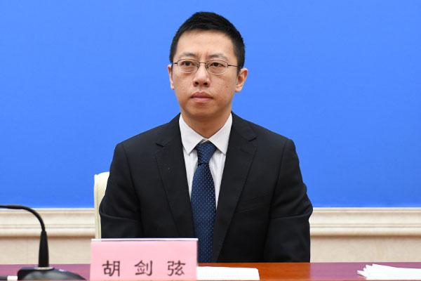 新聞發言人：慶祝昌都解放70周年籌備領導小組成員、昌都市委副秘書長 胡劍弦.jpg