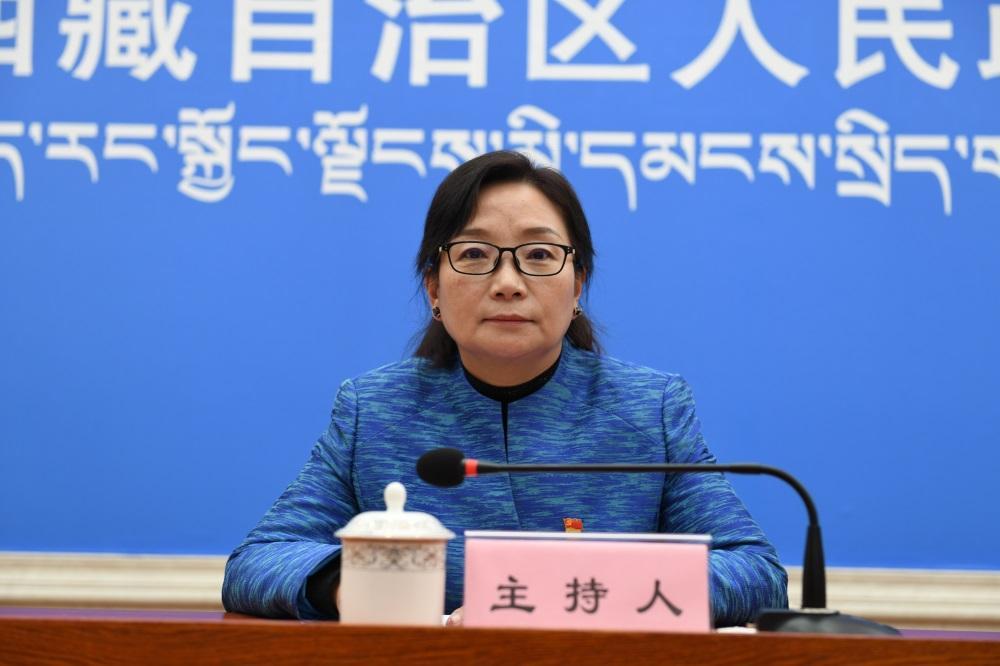 主持人 區黨委宣傳部副部長、政府新聞辦主任 德吉卓嘎.JPG