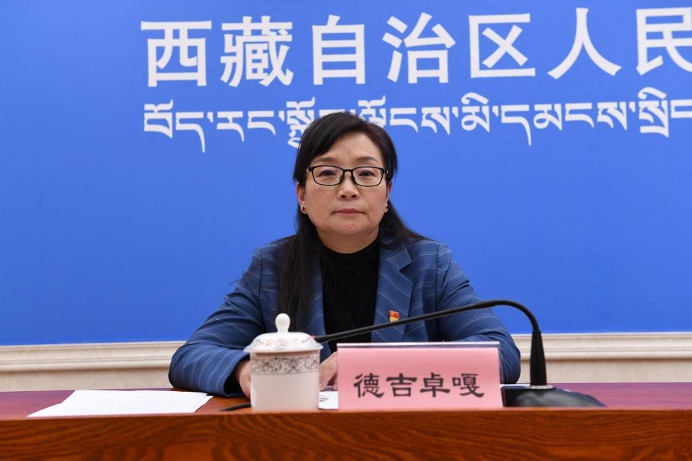 主持人 區黨委宣傳部副部長、區政府新聞辦主任 德吉卓嘎.JPG