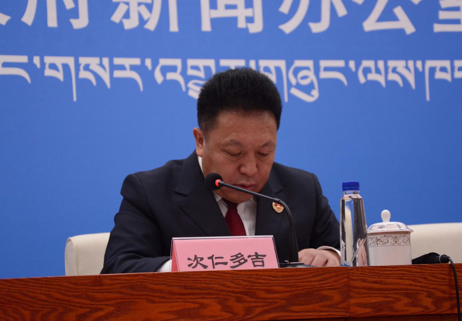 新聞發言人：自治區檢察院第二檢查部主任、三級高級檢察官 次仁多吉.JPG