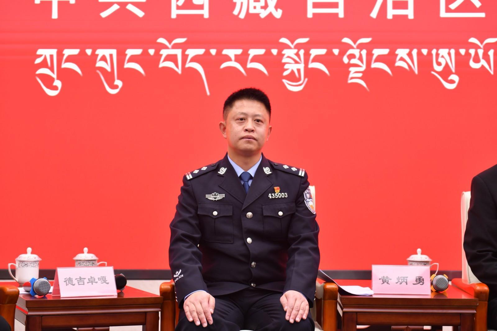 新聞發言人：林芝市波密縣公安局黨委副書記、政委、機關第一黨支部書記、四級高級警長黃炳勇.jpg