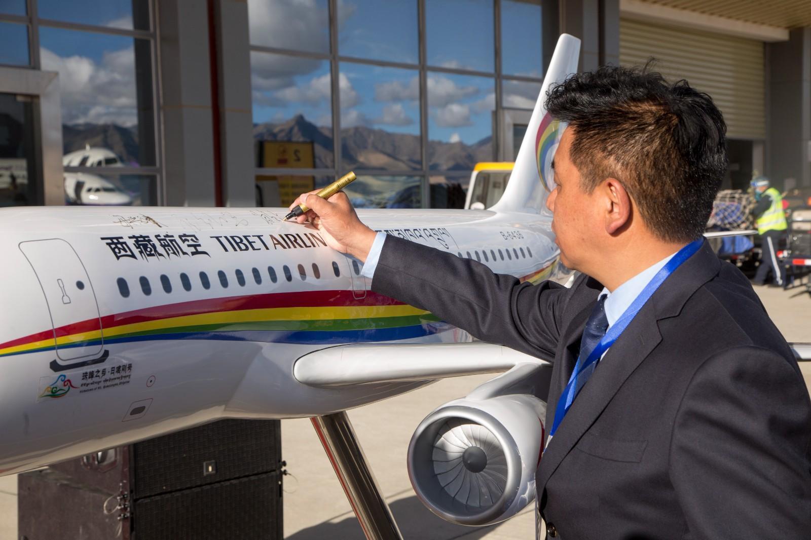 11領導嘉賓在大機模上簽名 (2).JPG