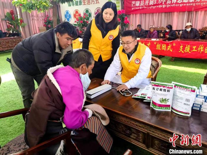 圖為特困人員集中供養(yǎng)服務中心義診。　昌都芒康縣供圖