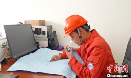 圖為哲古風電項目技術人員克服高原缺氧堅持工作。　中國電建集團成都勘測設計研究院有限公司 供圖