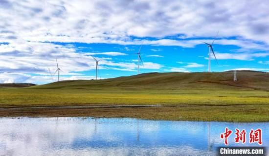 圖為哲古措畔的風機。　中國電建集團成都勘測設計研究院有限公司 供圖