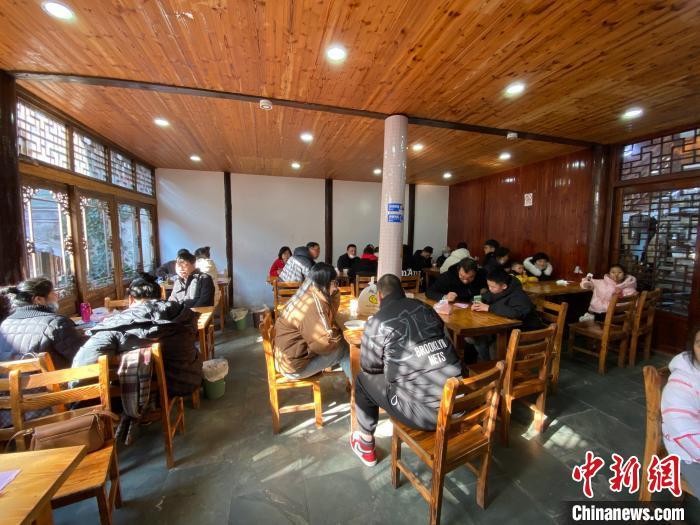 陳思遠的店內座無虛席。　林波 攝