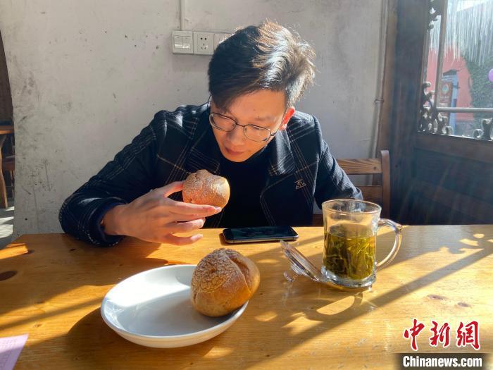 游客品嘗酥皮泡芙。　林波 攝