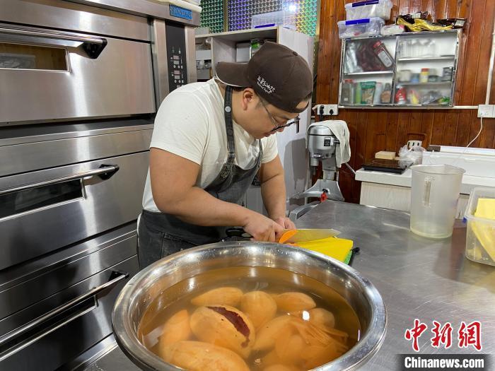 陳思遠正在切紅薯。　林波 攝