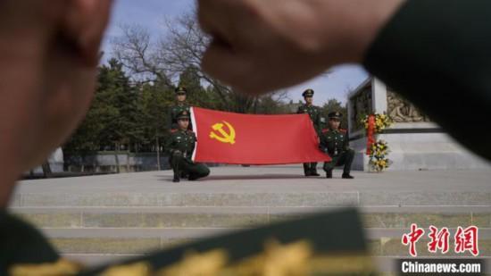 武警官兵重溫入黨誓詞。　葛鯤鵬 攝